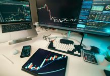 Performance-Weighted Mixture of Experts for Robust Stock Price Forecasting